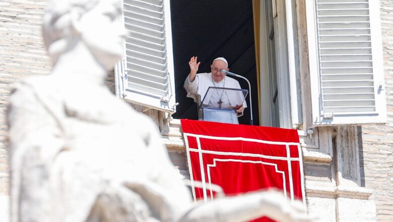 El papa denuncia que casi 2.000 personas han muerto este año en el Mediterráneo