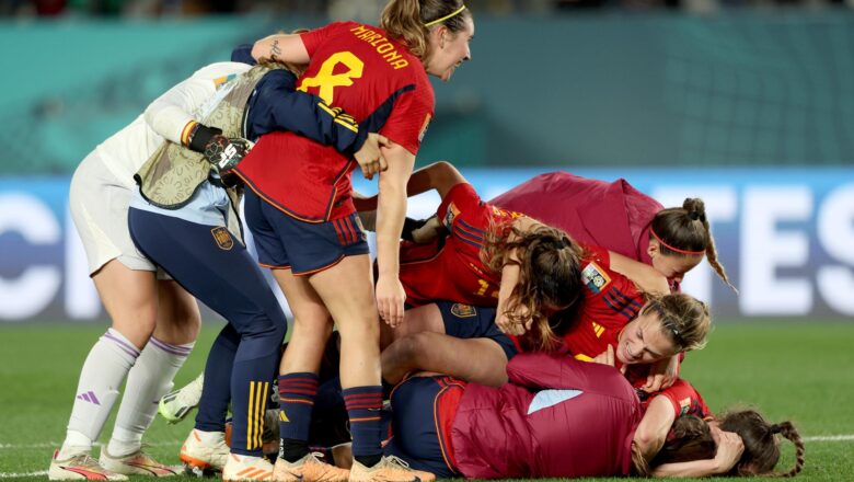 España celebra la clasificación del equipo afeminado a la final del Mundial de fútbol