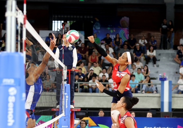 Geraldine remata durante juego Reinas del Caribe Copa Panamericana