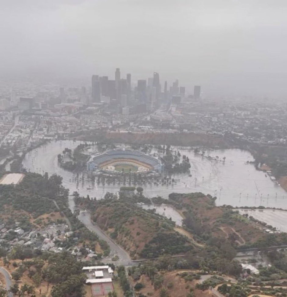 Se inunda el área de parqueo del Dodger Stadium tras paso de tormenta Hillary