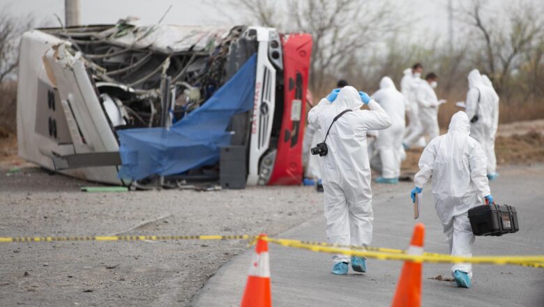 Suben a 16 los muertos tras el choque de un autobús que transportaba venezolanos en México