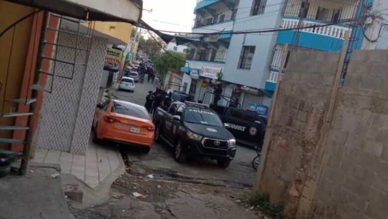 Policía interviene teteo de «El Perrote WZ» en Los Alcarrizos; apresan a 371 personas