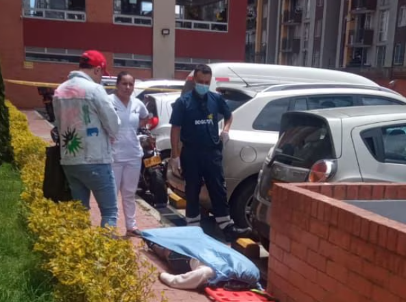 Muere mujer tras saltar de edificio al sufrir ataque de pánico