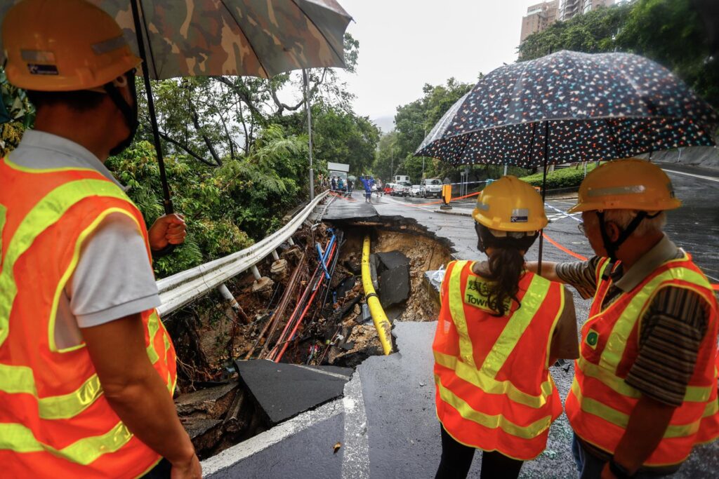 Al menos un muerto y más de 100 heridos en inundaciones inéditas en Hong Kong