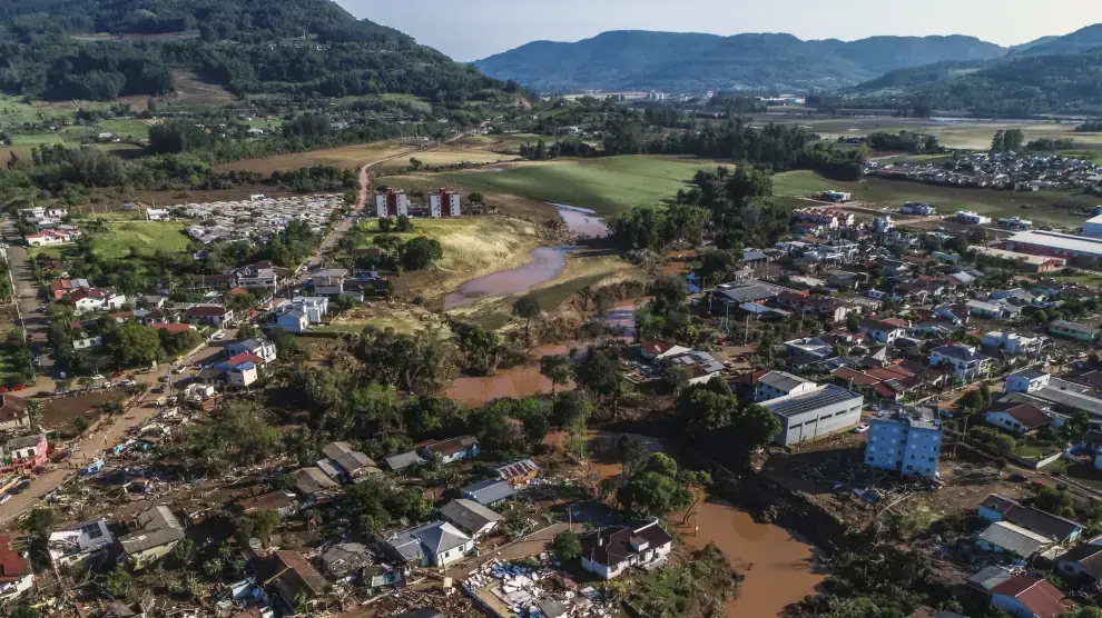 Aumentan a 37 las víctimas mortales de las inundaciones por un ciclón al sur de Brasil