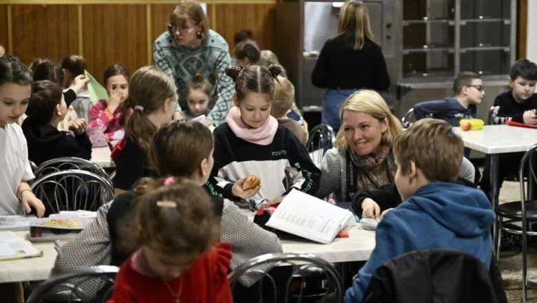 Bajo sirenas y amenazas, los niños ucranianos vuelven a la escuela