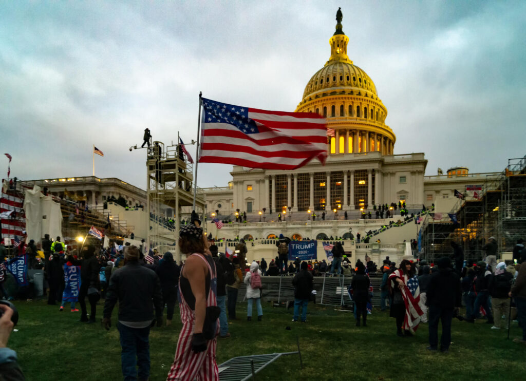 Estados Unidos: condenan a 22 años de cárcel a exlíder de Proud Boys