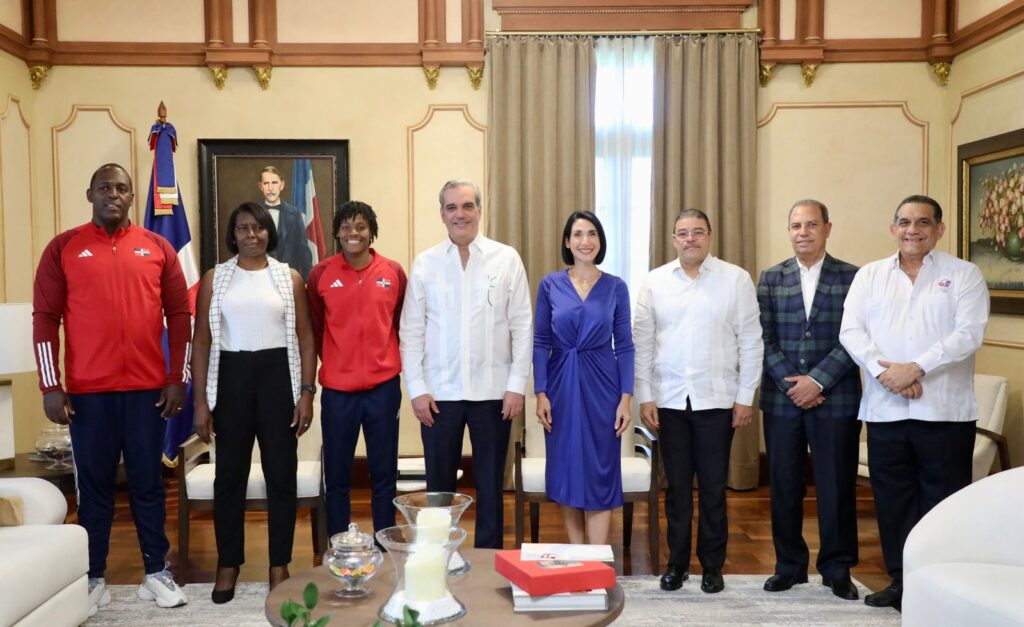 Presidente Abinader recibe visita de campeona de atletismo, Marileidy Paulino