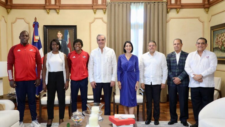 Presidente Abinader recibe visitante de campeona de atletismo, Marileidy Paulino