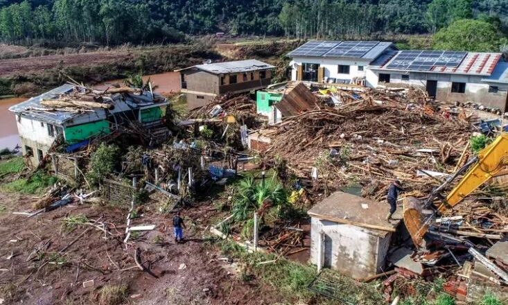 Sube a 42 los muertos por las inundaciones en Brasil