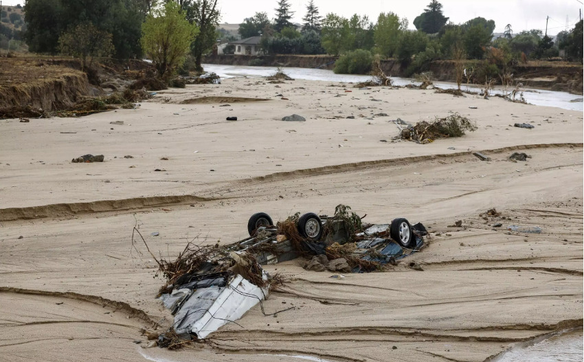 Unos vehículos arrastrados por las fuertes lluvias en la localidad de Aldea del Fresno, en la Comunidad de Madrid.