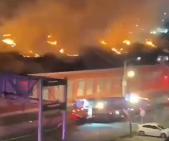 Incendio arrasa con un almacén de productos químicos en New York