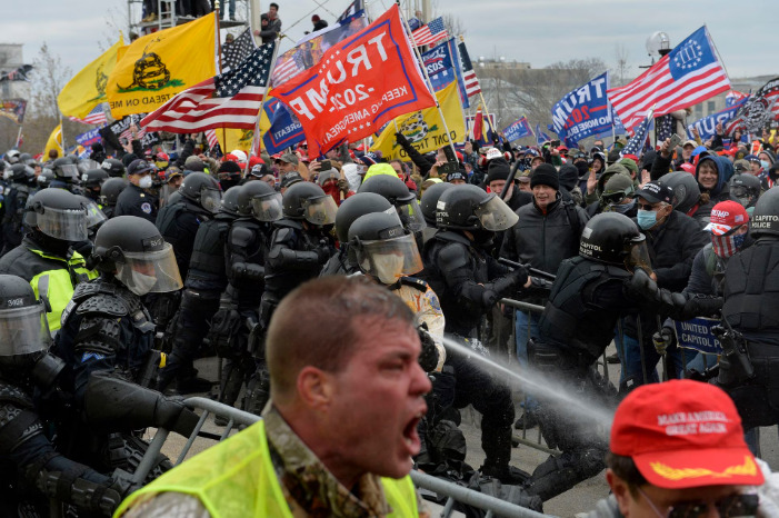 La cláusula, dicen algunos expertos, se le podría aplicar a Trump a partir de su participación en los disturbios del 6 de enero de 2021 en Washington.