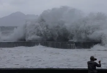 Inundación arrastra camión de bomberos en China; reportan cinco desparecidos