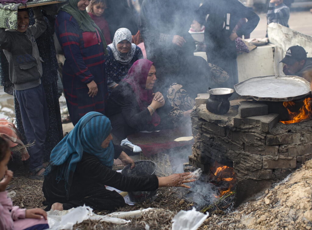 Familias palestinas desplazadas hacen pan en un horno de leña en un campo de refugiados en Rafah, en la Franja de Gaza. Fuente: externa.