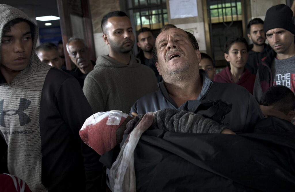 Un hombre con el cuerpo de su hijo muerto en el Hospital Nasser de Jan Yunis, en el sur de la Franja de Gaza.