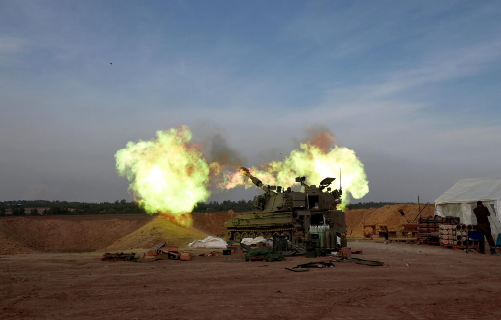 Carro de combate israelí abriendo fuego en Gaza. Fuente: externa.